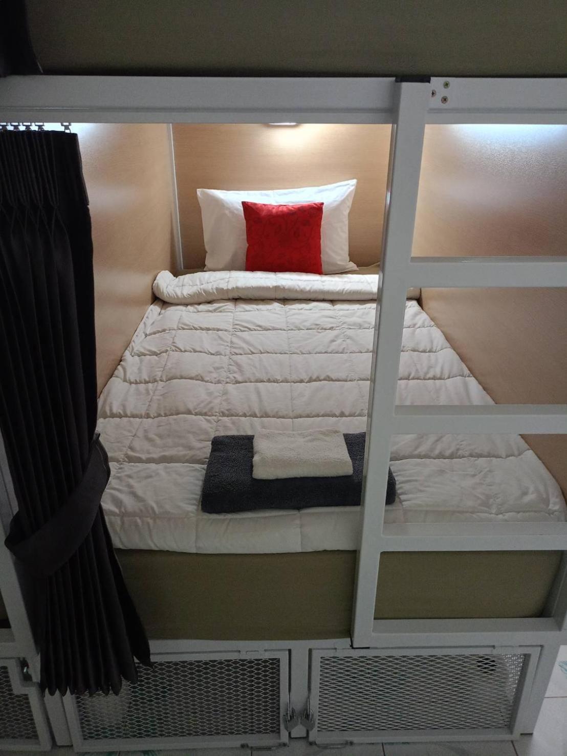 High5 Guesthouse Pattaya Bagian luar foto